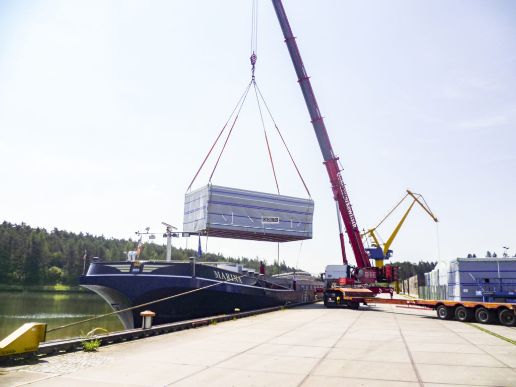 Verladung Schwergut Mobilkran Binnenschiff bayernhafen Roth