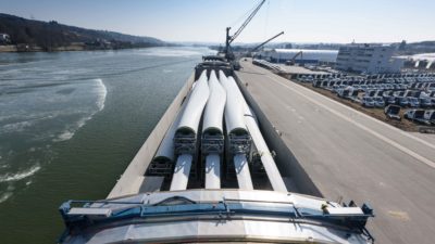 Verladung von 60m Windflügeln aufs Binnenschiff im bayernhafen Passau