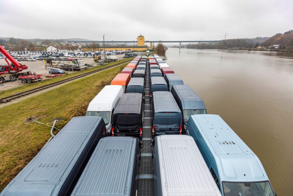 RoRo Roll-On Roll-Off Schiff Transport bayernhafen Passau