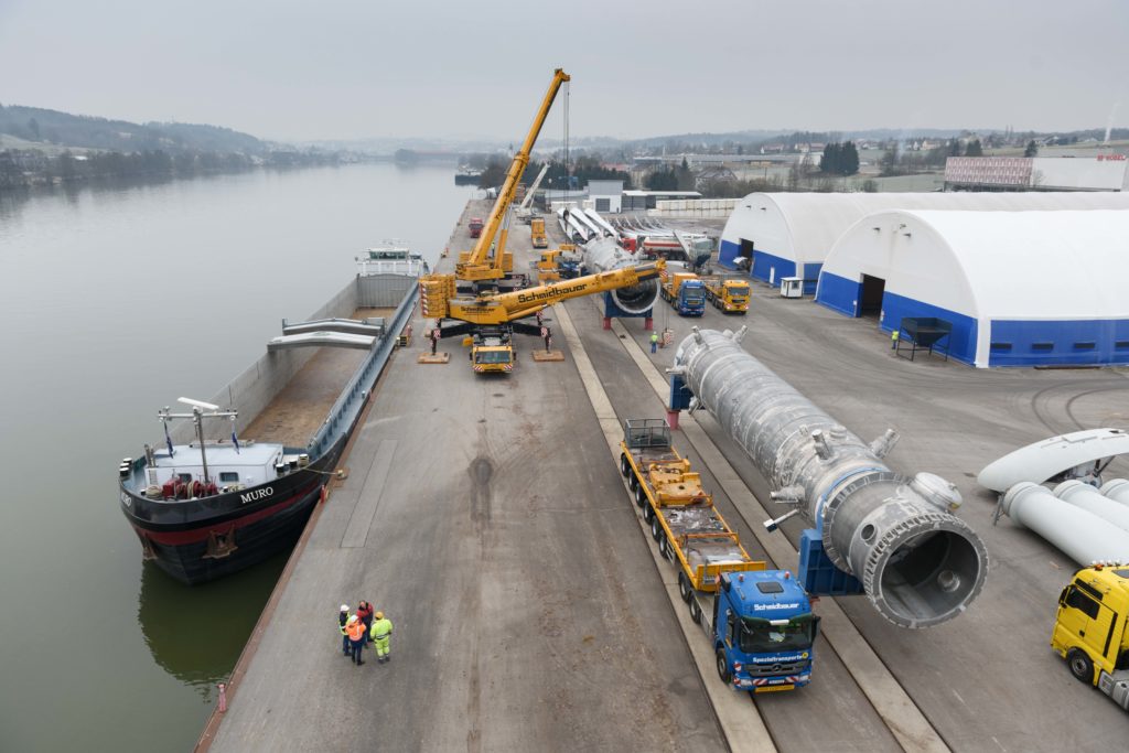 Autokräne Binnenschiff Schwergut bayernhafen Passau