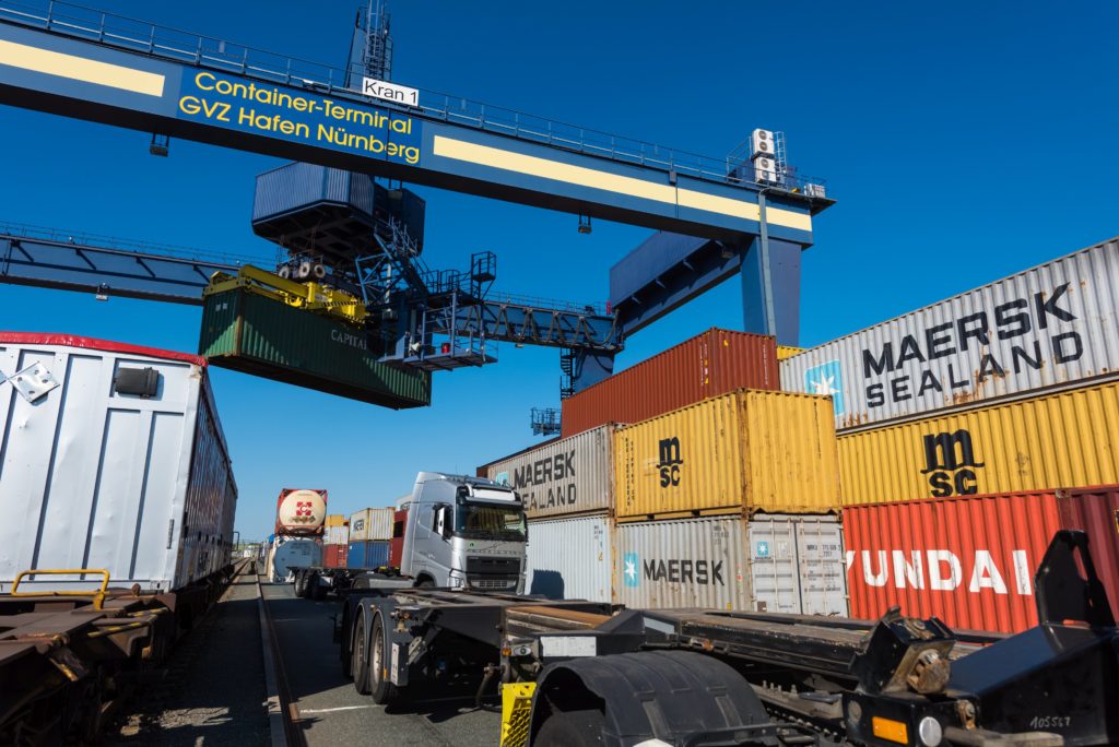 Terminal Kombinierter Verkehr bayernhafen Nürnberg LKW Container Bahn