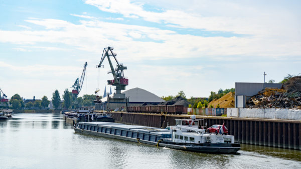 Einfahrt Binnenschiff Motorgüterschiff Hafenbecken Westhafen bayernhafen Regensburg