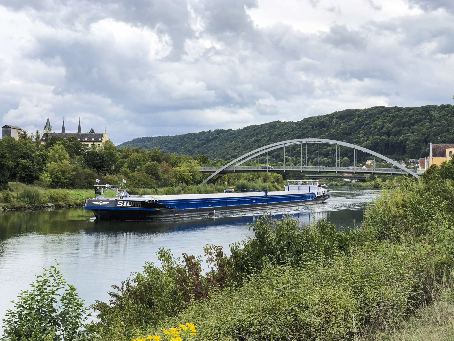 Binnenschiff auf dem Main-Donau-Kanal bei Riedenburg