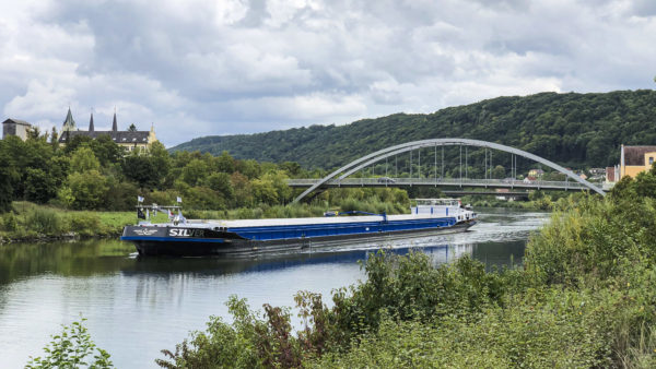 Binnenschiff auf dem Main-Donau-Kanal bei Riedenburg