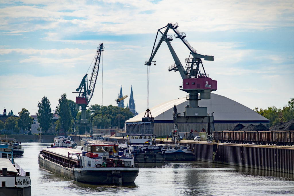 Schiffsgüterumschlag im Westhafen Regensburg-Blick nach Westen