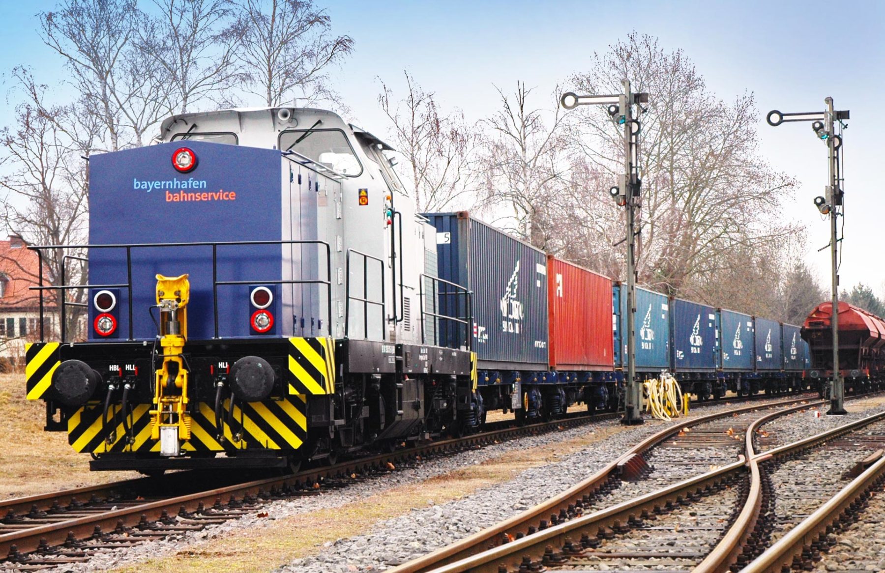 Lokomotive mit Conatiner-Zug im bayernhafen Aschaffenburg