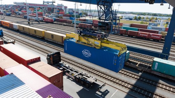 Container wird auf LKW verladen - TriCon Nürnberg
