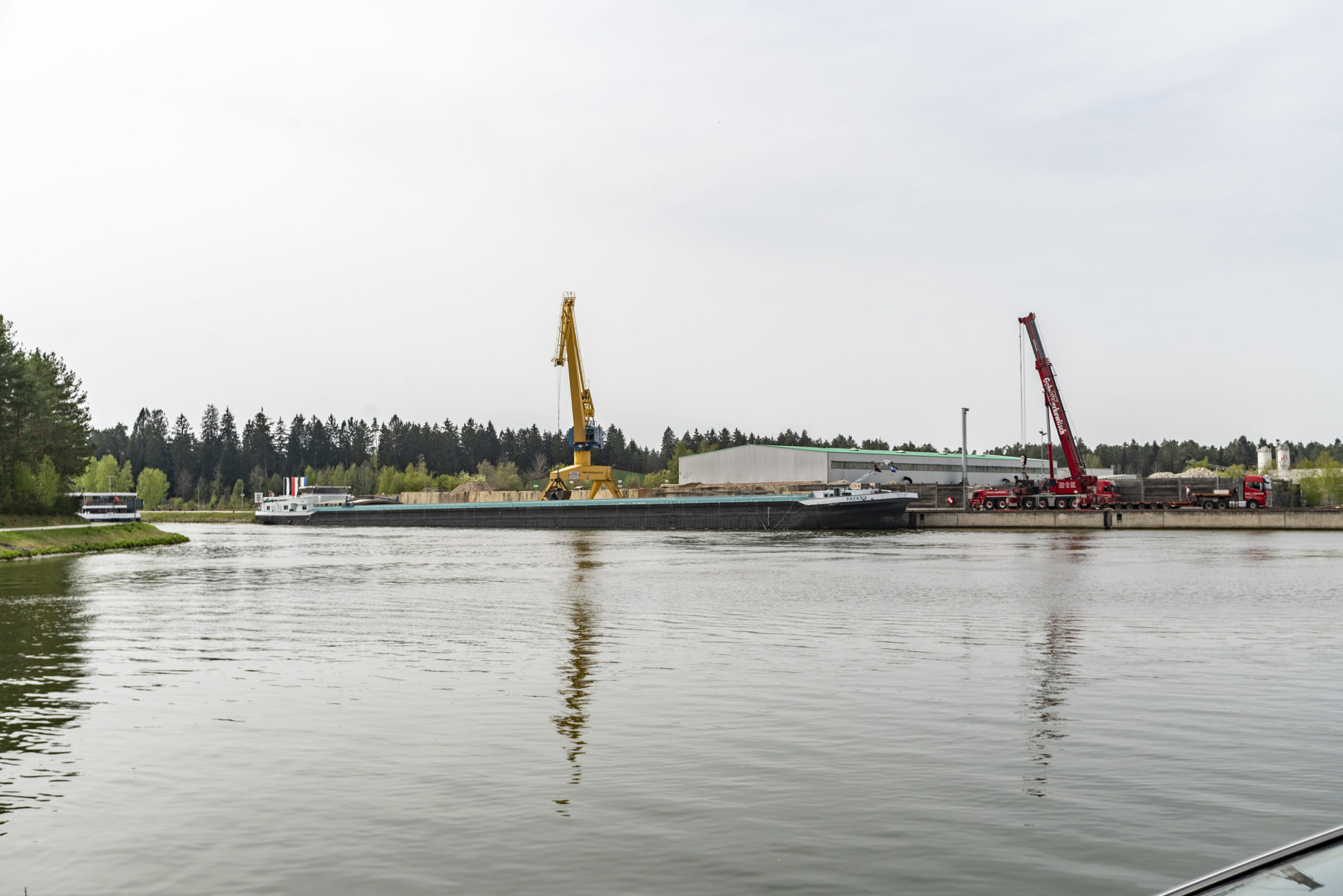 Binnenschiff Lände Roth bayernhafen Hafenkran Mobilkran