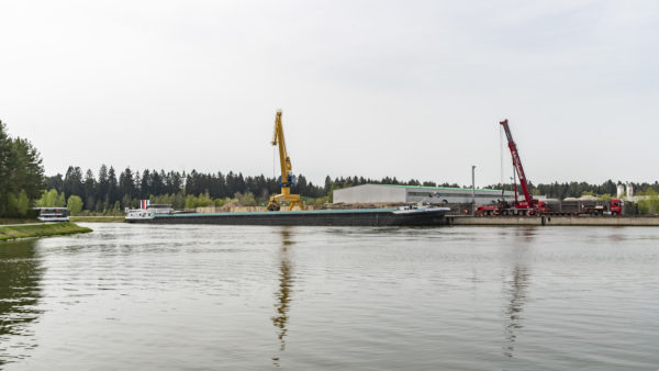 Binnenschiff Lände Roth bayernhafen Hafenkran Mobilkran