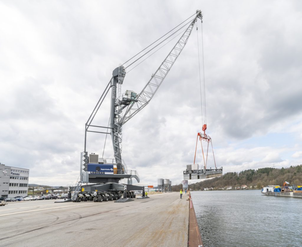 Umschlag Ponton Liebherr LHM420 bayernhafen Passau