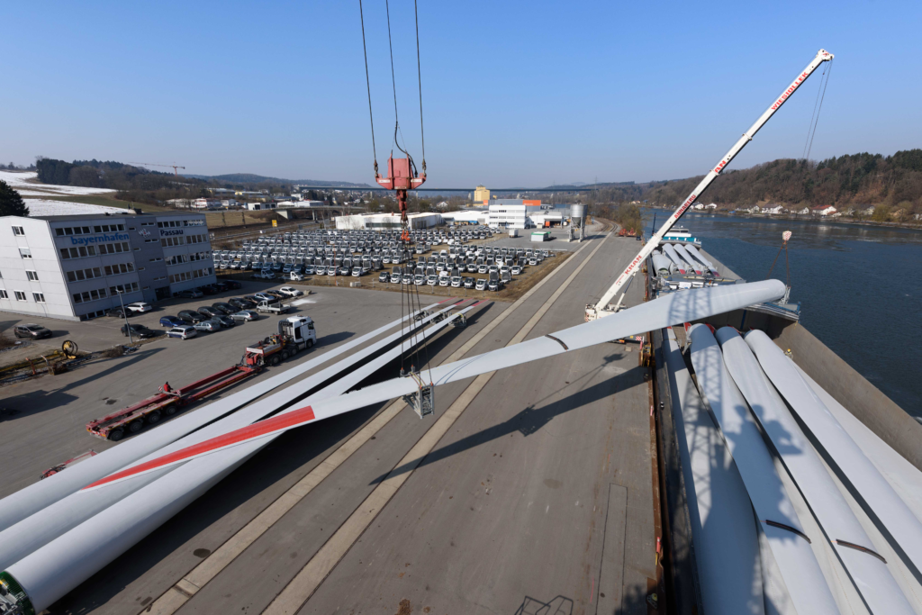 Windkraftflügel Schwergut Umschlag bayernhafen Passau