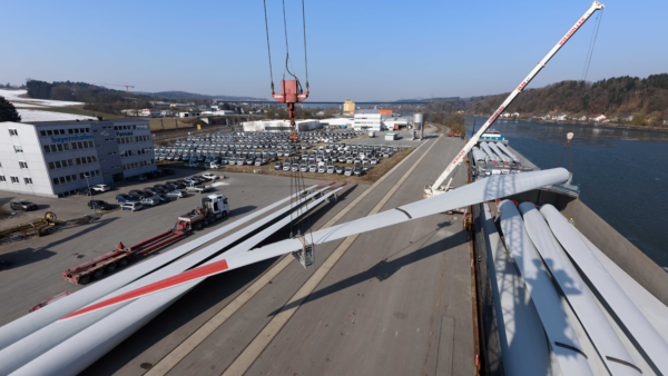 Windkraftflügel Schwergut Umschlag bayernhafen Passau