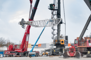 Montage Liebherr LHM420 bayernhafen Passau