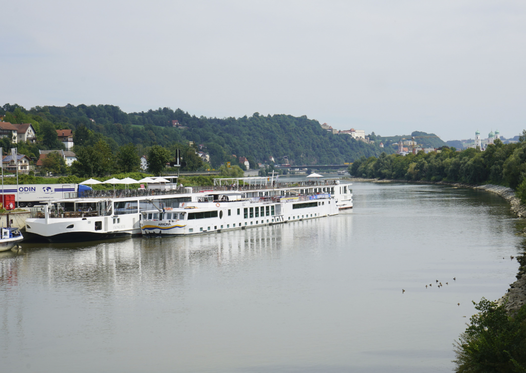 Flusskreuzfahrtschiffe bayernhafen Passau Racklau