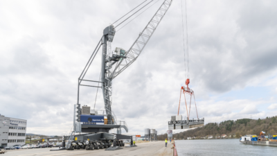 Liebherr LHM420 Umschlag Ponton bayernhafen Passau