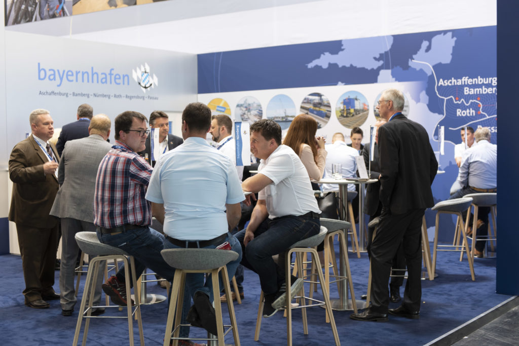 Gespräche am Messestand von bayernhafen transport logistic 2019