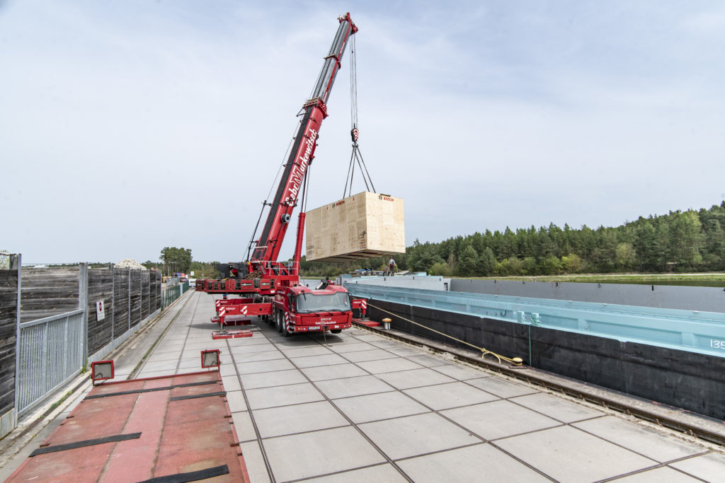 Umschlag Schwergut Mobilkran Binnenschiff Kai bayernhafen Roth