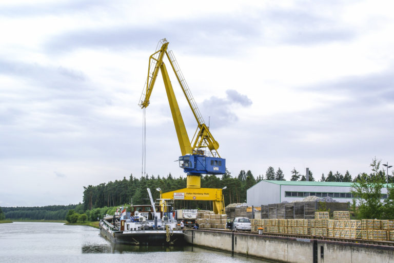 Güterumschlag Kran Hafenkran bayernhafen Roth