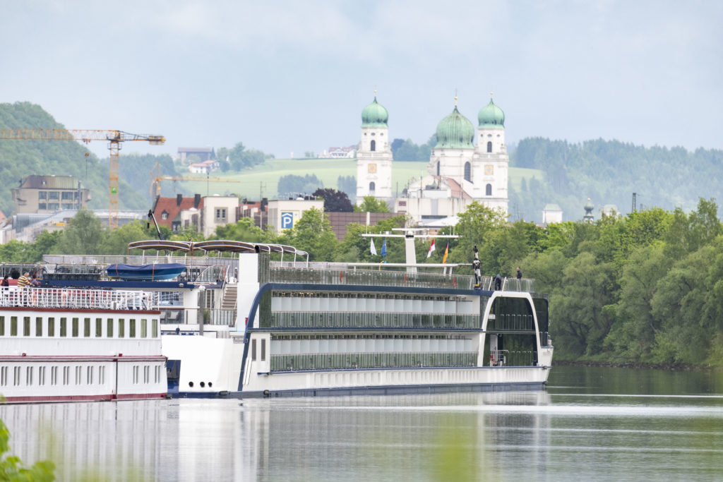 Flusskreuzfahrtschiffe bayernhafen Passau Racklau Ama Magna Dom