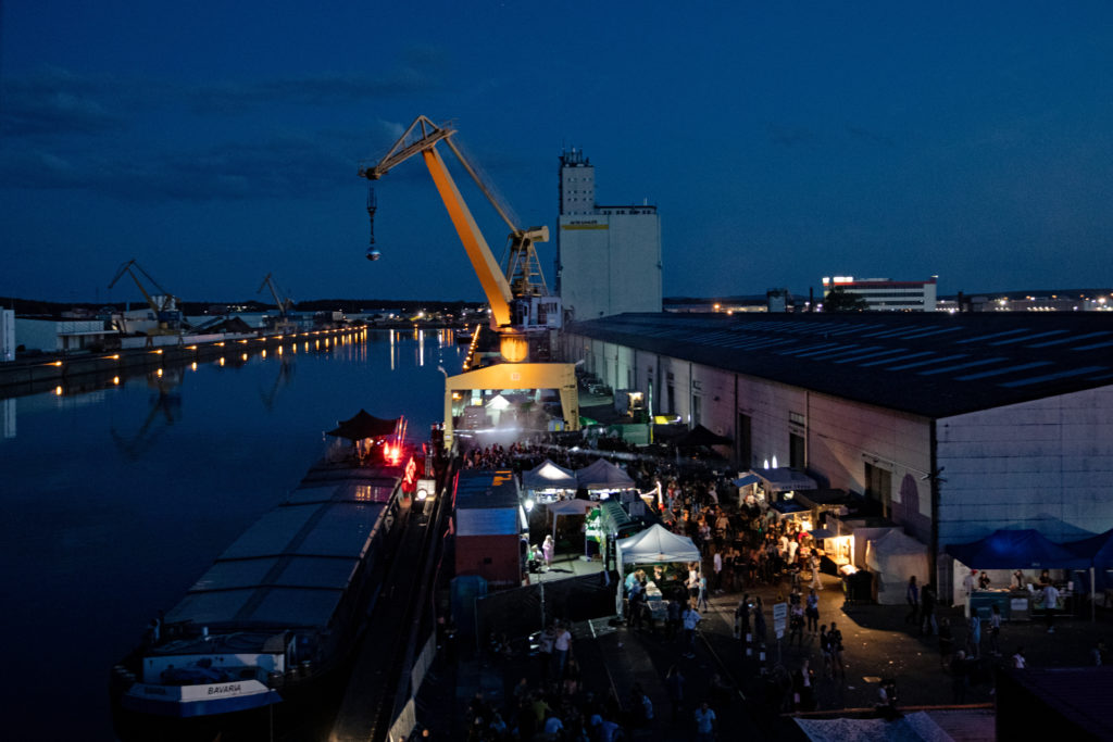 Blick auf Kaianlagen - Container Love