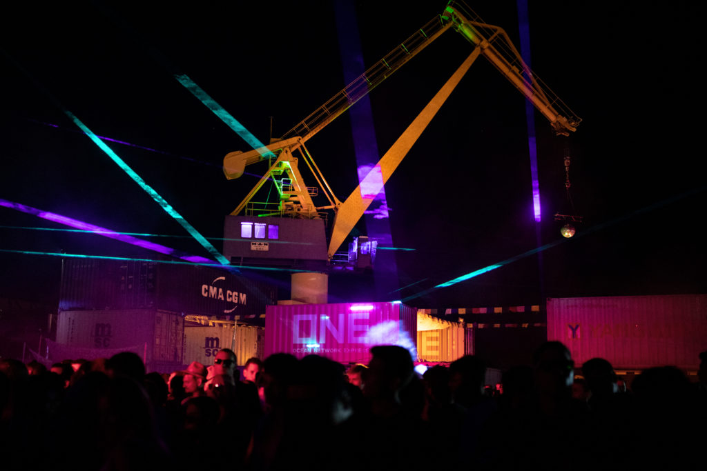 Portalkran im Laserlicht - Container Love