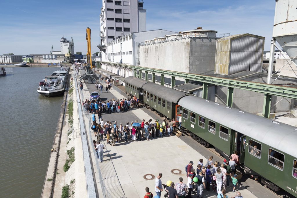 Anstehen beim Dampfzug - Hafenfest 2019 - bayernhafen Bamberg