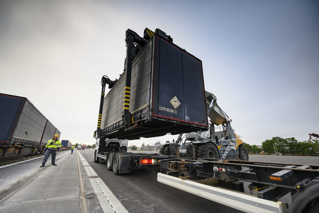 Reachstacker Liebherr Verladung Wechselbrücke