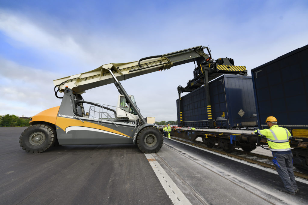 Reachstacker Liebherr Verladung Wechselbrücke bayernhafen Regensburg