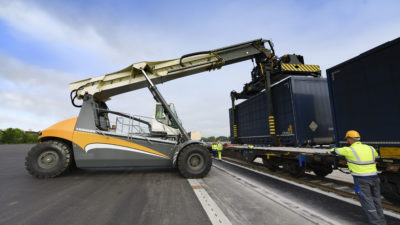 Reachstacker Liebherr Verladung Wechselbrücke bayernhafen Regensburg