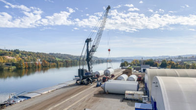 Schwerlast Umschlag Biertanks bayernhafen Passau LHM420 Liebherr