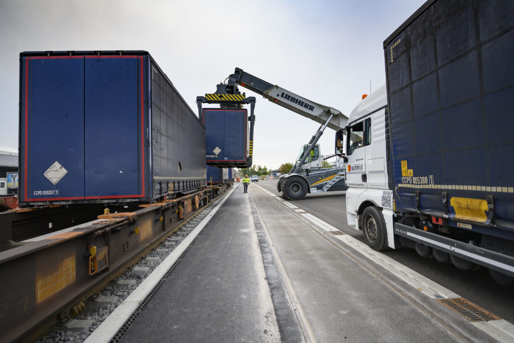 Reachstacker Umschlag Wechselbrücke Trailerport bayernhafen Regensburg