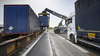 Reachstacker Umschlag Wechselbrücke Trailerport bayernhafen Regensburg