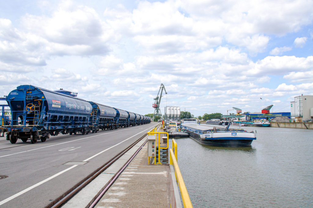 Osthafen bayernhafen Regensburg Binnenschiff Güterwagons