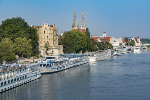 Donaulände Regensburg mit Flusskreuzfahrtschiffen_2018