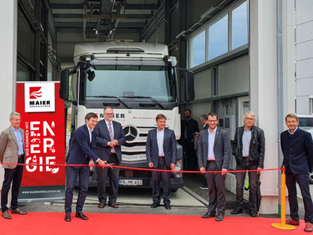 Offizielle Eröffnung Pelletssiloanlage: Von links nach rechts: Alexander und Lorenz Maier (MaierKorduletsch), Passaus Oberbürgermeister Jürgen Dupper, Joachim Zimmermann (Geschäftsführer Bayernhafen), Vilshofens Bürgermeister Florian Gams, Friedrich Gerstl (Architekturbüro Mitschelen + Gerstl) und Johann Berger (MaierKorduletsch)