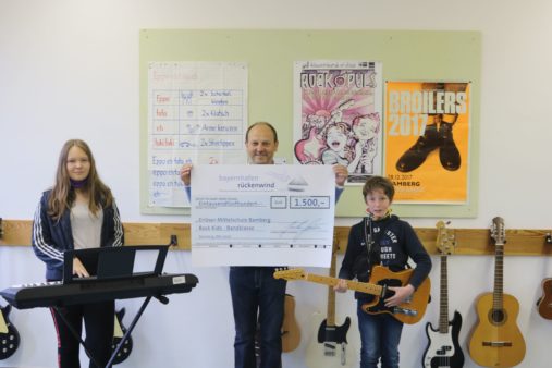 Spendenübergabe an die Erlöser-Mittelschule Bamberg: Schulleiter Eugen Kügler (Mitte) mit Mitgliedern der Rock Kids – Bandklasse (Bildquelle: Erlöser-Mittelschule Bamberg)