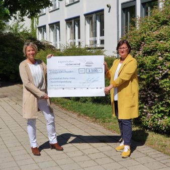 Spendenübergabe an die Grundschule Hohes Kreuz: Schulleiterin Karin Förster (links) und Birgit Sommerer-Oel, die Vorsitzende des Fördervereins der Grundschule (Bildquelle: Grundschule Hohes Kreuz)