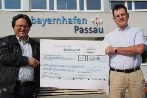 Spendenübergabe an den Rotary Club Passau-Dreiflüssestadt: Club-Präsident Frank Stelling (rechts) und Projektinitiator Dominik Metzler (links) (Bildquelle: Rotary Club Passau-Dreiflüssestadt)