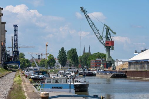 Hafenbetrieb im bayernhafen Regensburg (Westhafen)