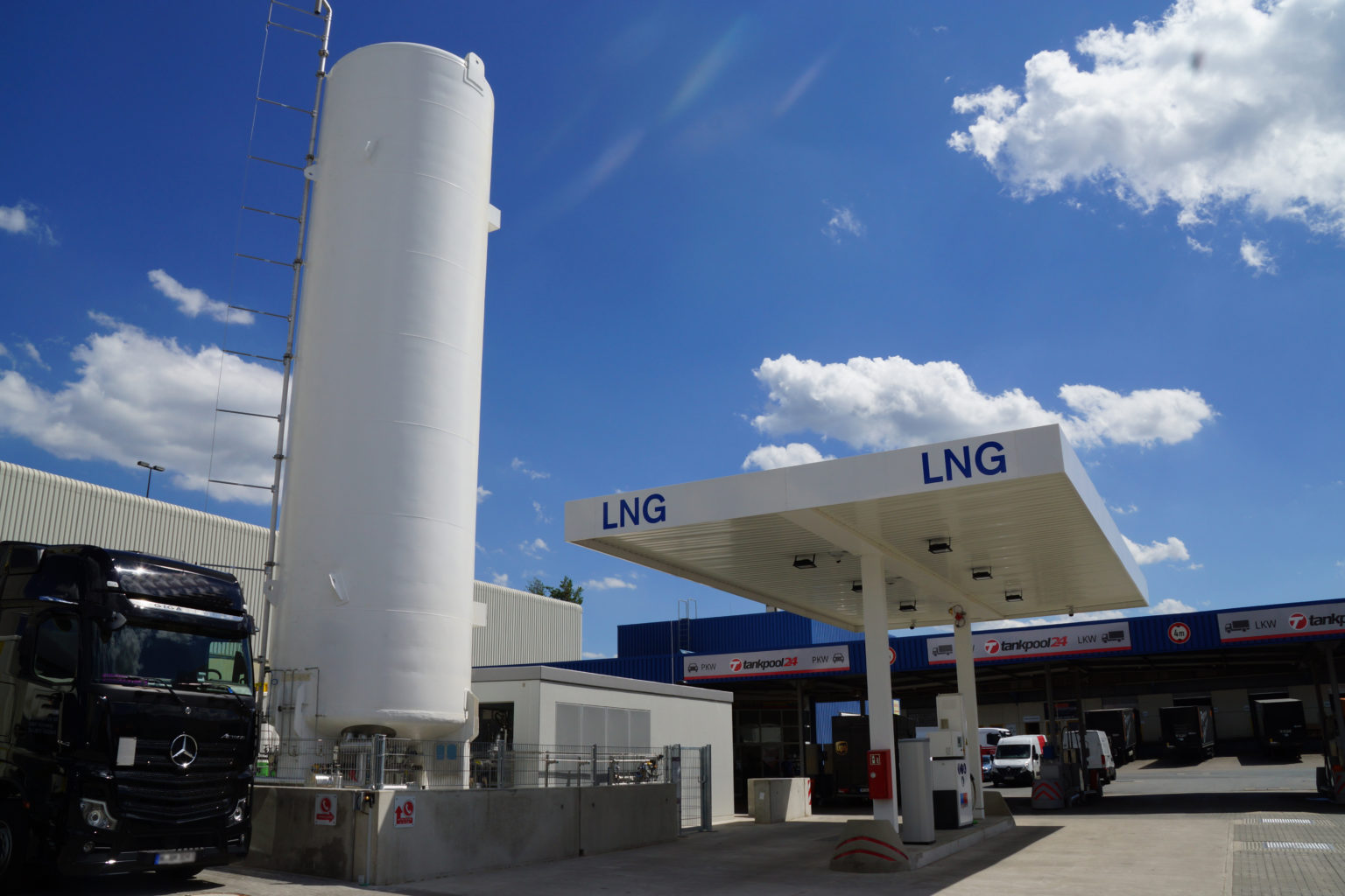 Rödl Energie und BayWa eröffnen LNG-Tankstelle - bayernhafen Nürnberg
