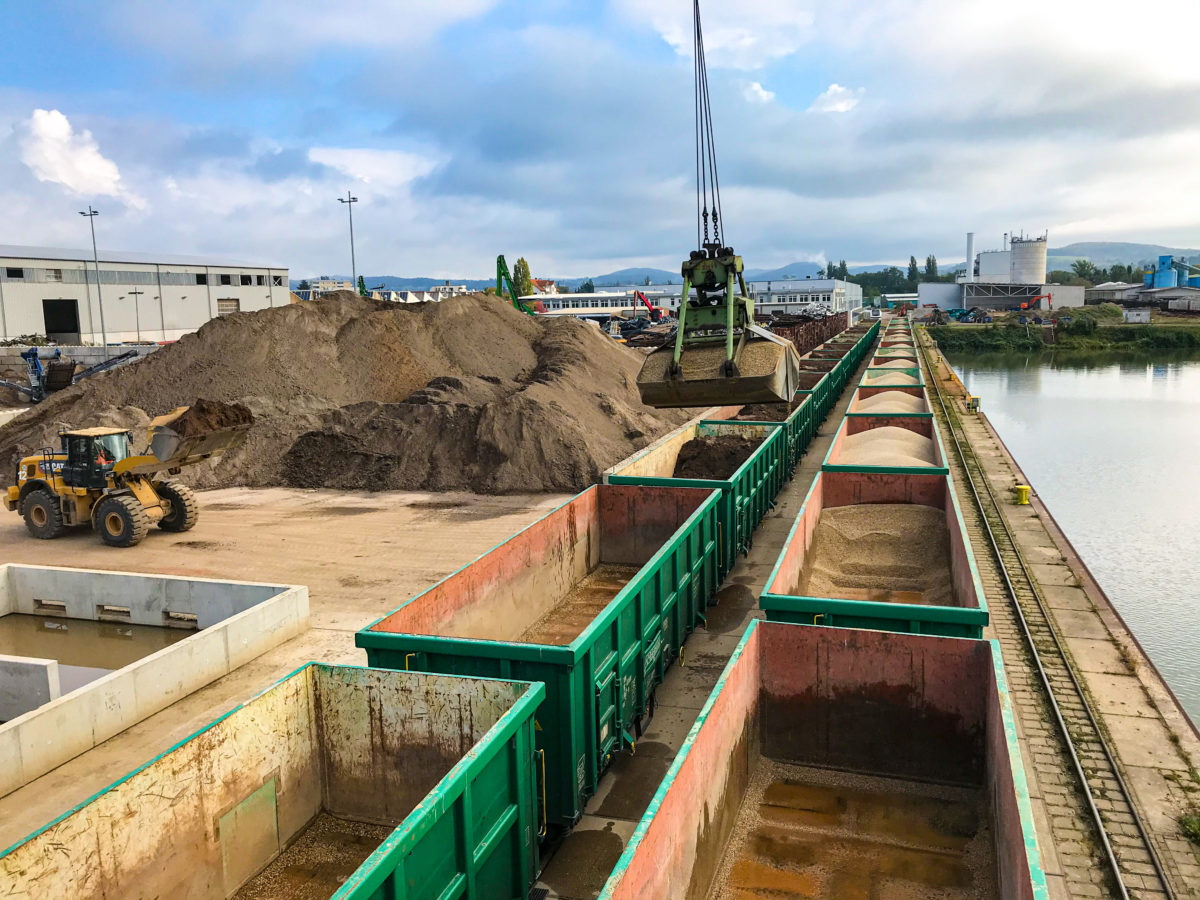 Blasius Schuster- Umschlag von Erden auf Güterwaggons im bayernhafen Aschaffenburg