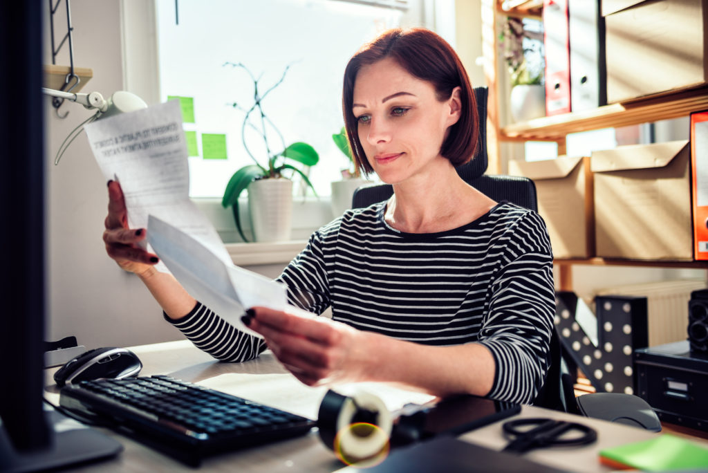 Frau arbeitet am Computer bayernhafen