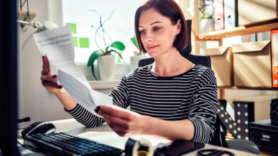 Frau arbeitet am Computer bayernhafen