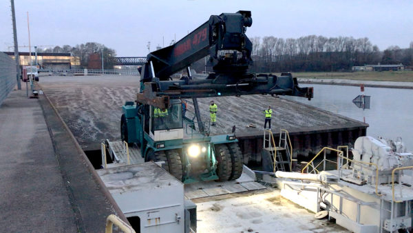 Ferrari-Reachstacker auf Binnenschiff