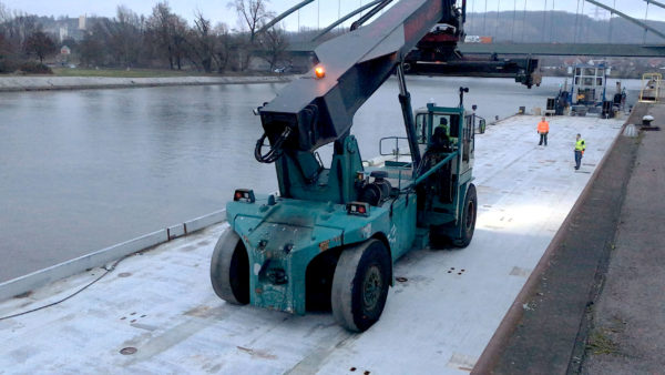 Ferrari-Reachstacker auf Binnenschiff