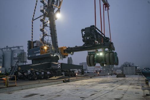 Reachstacker am Haken des Hafenmobilkrans im bayernhafen Passau