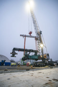 Ferrari-Reachstacker am Haken des Hafenmobilkrans vom Typ LHM 420.