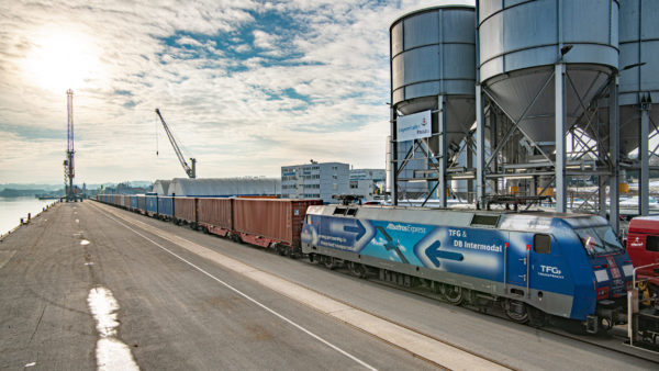 Einfahrt Containerzug AlbatrosExpress der TFG im bayernhafen Passau