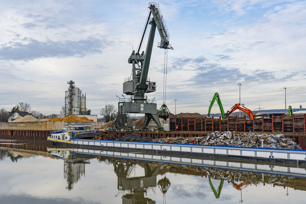 Umschlag von Metallschrott ins Binnenschiff mittels Hafenkran | bayernhafen Aschaffenburg