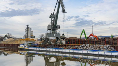 Umschlag von Metallschrott ins Binnenschiff mittels Hafenkran | bayernhafen Aschaffenburg